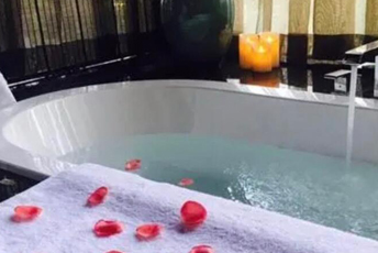 杭州拱墅区水疗池中的失重冥想：当身体学会漂浮